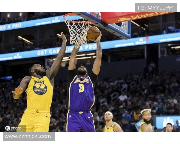 勇士与雷霆激战正酣新浪直播带你全程感受比赛精彩瞬间 勇士与雷霆激战正酣新浪直播带你全程感受比赛精彩瞬间