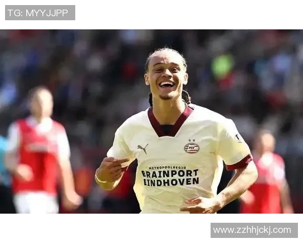 哈维西蒙斯的崛起之路：从青训新星到足坛瞩目焦点的精彩历程